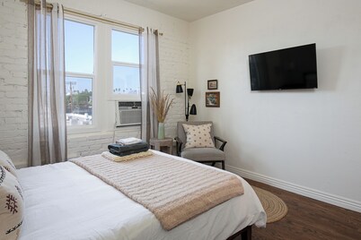 Modern Studio Oasis! Close to Downtown LA!