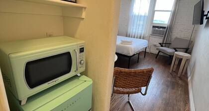Modern Studio Oasis! Close to Downtown LA!
