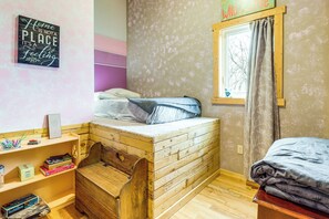Room - Peaceful Prairie Living! Rural Willow City Apt (Willow City)