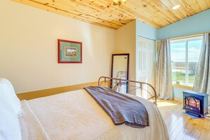 Desk, iron/ironing board, Internet, bed sheets - Peaceful Prairie Living! Rural Willow City Apt (Willow City)