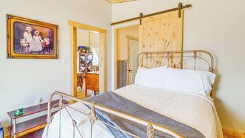 Desk, iron/ironing board, internet, bed sheets