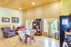 Dining - Peaceful Prairie Living! Rural Willow City Apt (Willow City)