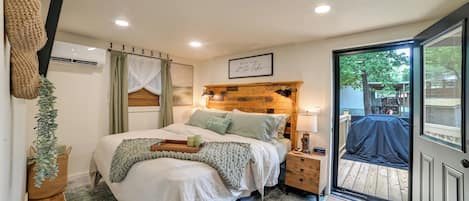 1 habitación, escritorio, tabla de planchar con plancha y internet