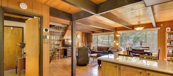 Cozy Cabin on the Cove, Large Deck & Private Dock