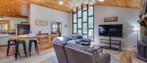 Fernseher, Kamin, Videospiele, Tischtennisplatte