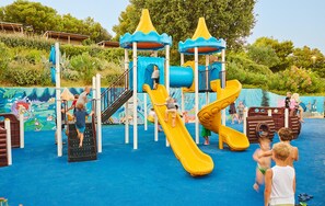 Ein Spielbereich für Kinder mit Rutschen und Klettergerüsten.