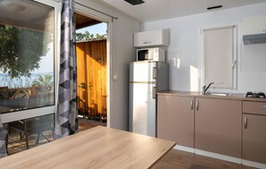 Eine moderne Küche mit Kühlschrank, Mikrowelle und Spüle.