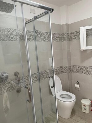 Een douche, een haardroger, handdoeken