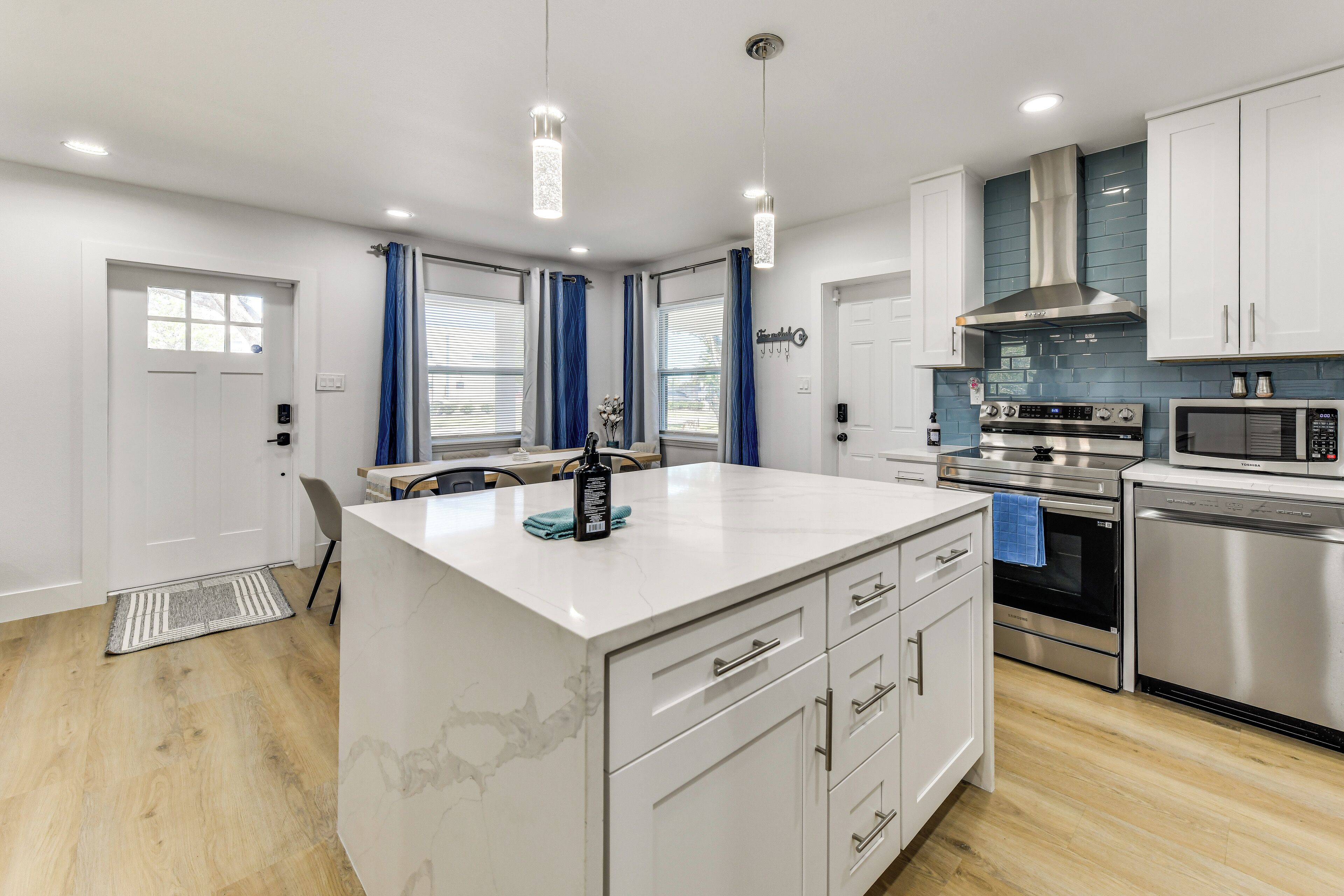 Fridge, microwave, stovetop, dishwasher