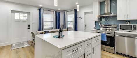 Fridge, microwave, stovetop, dishwasher