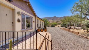 A house with a gravel driveway, a wooden fence, and a mountain in the background. - 7 Miles to Roosevelt Lake! Mtn-View Family Escape (Tonto Basin)