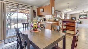 A dining area with a table, chairs, and a vase of flowers. - 7 Miles to Roosevelt Lake! Mtn-View Family Escape (Tonto Basin)
