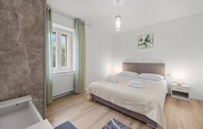 3 bedrooms, in-room safe, free WiFi