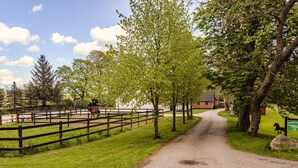 A rural pathway leading to a fenced area with a building in the background. - 2 bedroom lovely apartment in Kolind (Kolind)