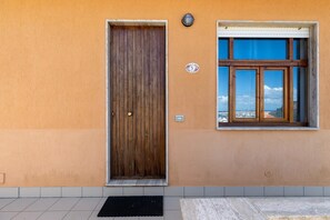 Ein Gebäude mit einer Holztür und einem Fenster mit Blick.