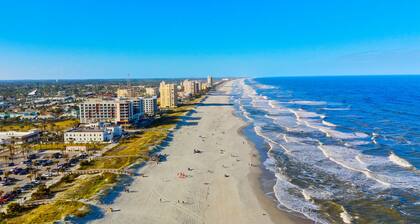 2 Private Suites, Pool Near Beaches & Golf