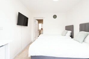 1 bedroom, WiFi, bed sheets - City Retreat - Near Airport & Private Entrance (Bristol)