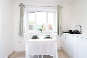 Private kitchen - City Retreat - Near Airport & Private Entrance (Bristol)