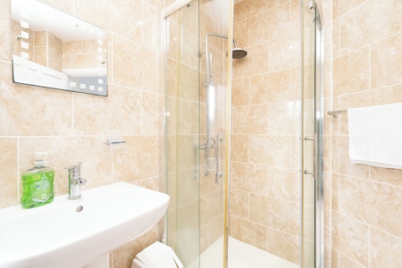 Shower, hair dryer, towels, soap. City Retreat - Near Airport & Private Entrance