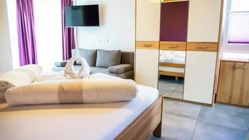 8 bedrooms, iron/ironing board, WiFi (free), bed sheets