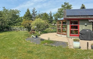 A house with a garden, a barbecue area, and a solar panel on the roof. - 3 bedroom beautiful home in Eskebjerg (Eskebjerg)
