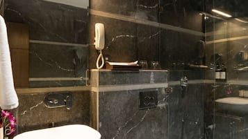 Regadera, amenidades de baño de diseñador, secadora de cabello, batas
