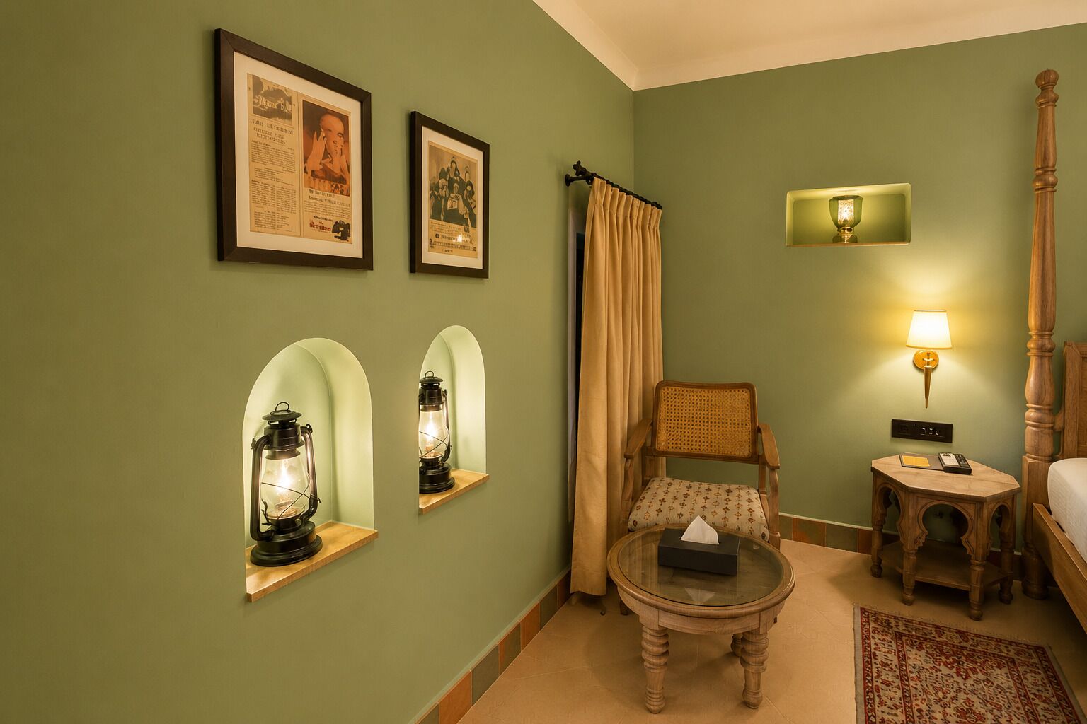 Une pièce comprenant un lit, une chaise, une table, une lampe et des tableaux encadrés accrochés au mur.