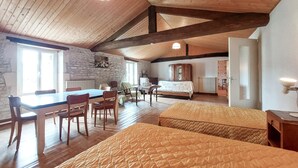 3 slaapkamers, een strijkplank/strijkijzer, reisbedje, gratis wifi