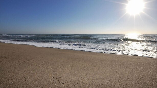 A beach with waves, a clear sky, and the sun shining. - 2 bedroom awesome home in Perpignan (Perpignan)