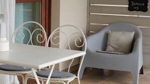 A dining area with a white table and chairs, a grey cushioned chair, a window with curtains, and a sign reading 'Betulla n°3'. - The Seven Ways - Birch Apartment with Relaxing Porch (Piemonte)