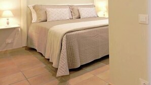 A bedroom with a bed, two bedside tables, and a nightstand. - The Seven Ways - Birch Apartment with Relaxing Porch (Piemonte)