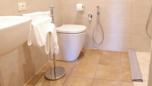 A bathroom with a sink, toilet, and shower. - The Seven Ways - Birch Apartment with Relaxing Porch (Piemonte)