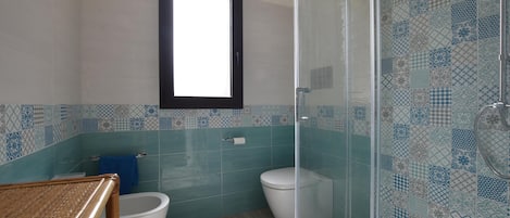 Regadera y secadora de cabello