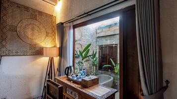 Kamar Double Deluks, pemandangan kolam renang | Kamar mandi | Bathtub dan shower terpisah, pancuran hujan, dan pengering rambut