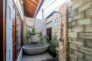 Bañera y ducha independientes, cabezal de ducha tipo lluvia
