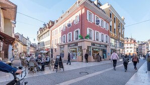 A street with cafes, a pharmacy, and a pharmacy across the street. - Cosy studio - Hypercentre - Renovated - Calm and chic (Thonon-les-Bains)