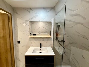 Dusche, Handtücher, Toilettenpapier