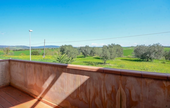 A balcony with a view of green fields and trees. - 3 bedroom stunning apartment in Pomonte (Pomonte)