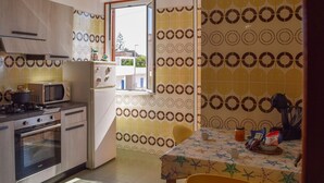 Fridge, microwave, stovetop, cookware/dishes/utensils - Beautiful apartment in Marina di Modica with WiFi (Marina di Modica)
