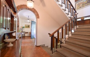 Eine Treppe mit Holzdielen und Metallgeländern, die zu einer oberen Etage führt.
