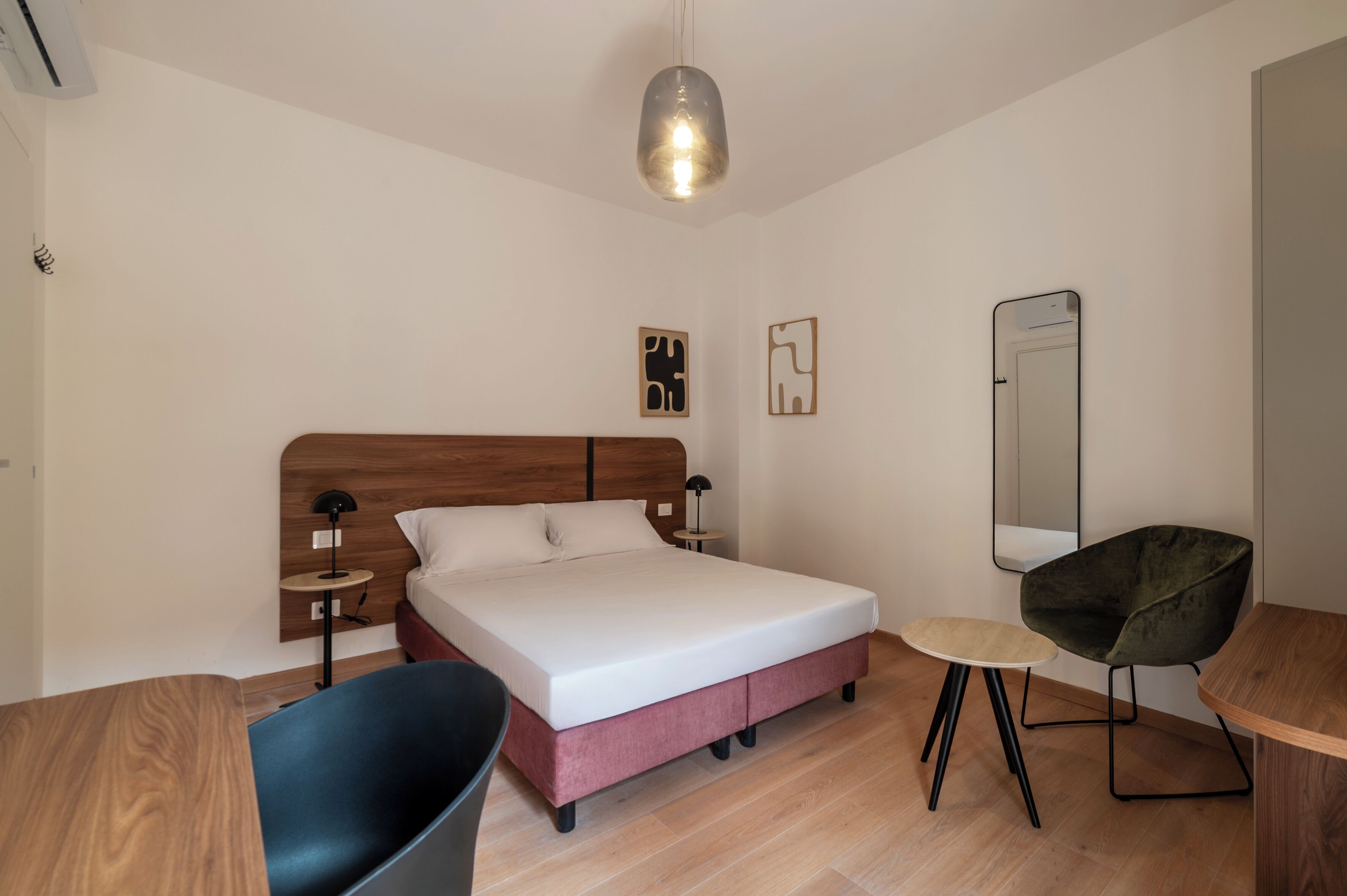 Desk, laptop workspace, free WiFi, bed sheets