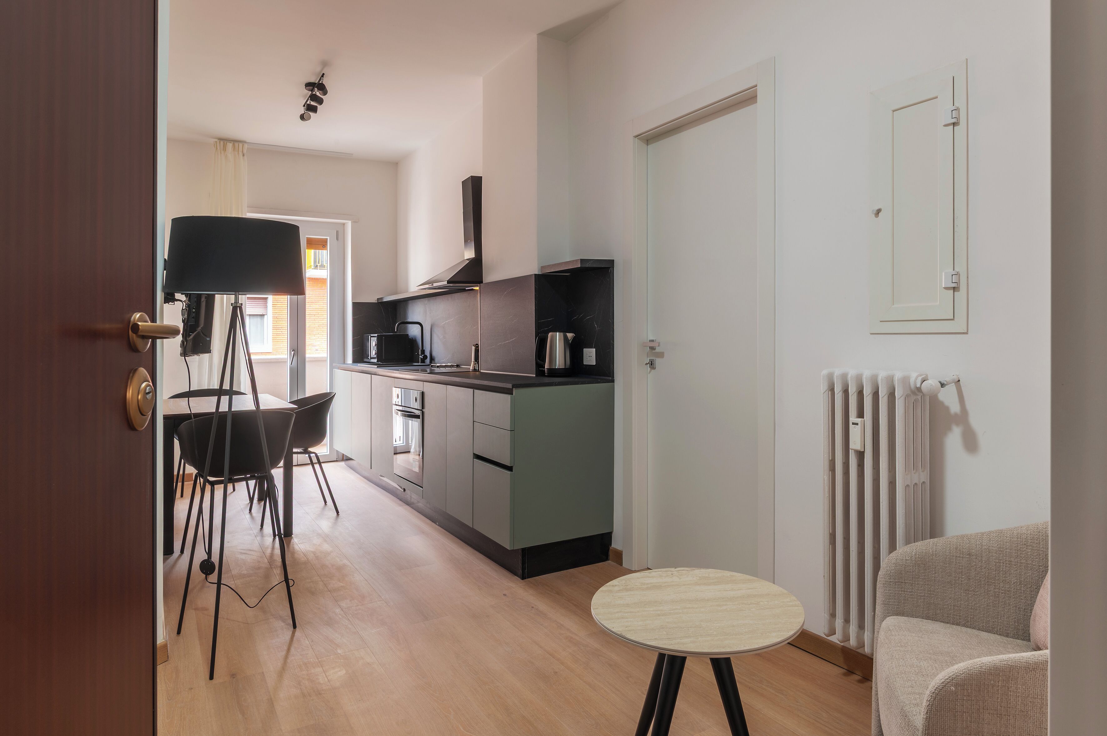 Appartement Confort, 2 chambres, balcon | Coin séjour | TV connectée de 32 pouces avec chaînes par câble