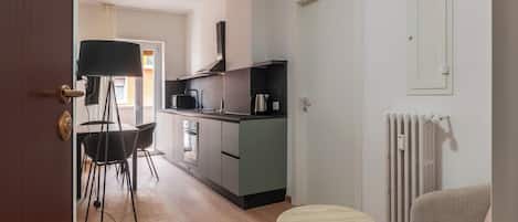 Appartement Confort, 2 chambres, balcon | Coin séjour | TV connectée de 32 pouces avec chaînes par câble