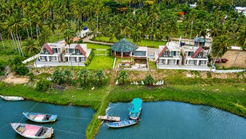 Zona residencial con casas, un río y barcos.