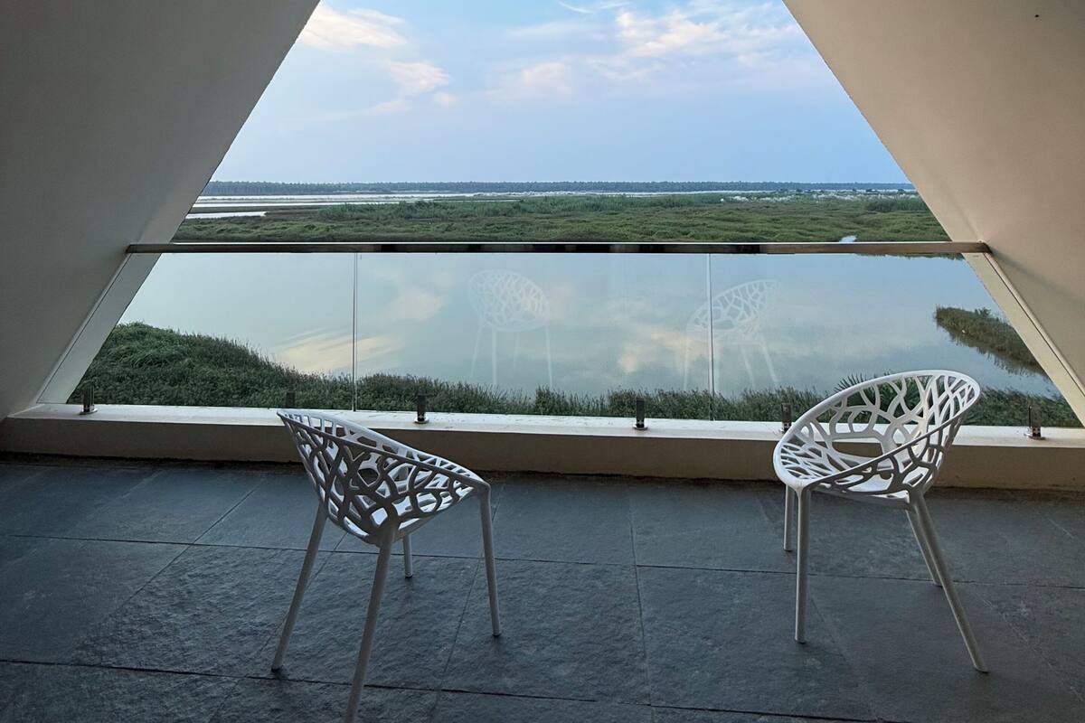 Deluxe Suite, Balcony, River View | Property grounds