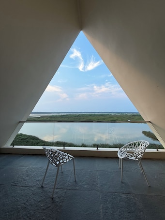 Deluxe Suite, Balcony, River View | Property grounds. Rio Vista