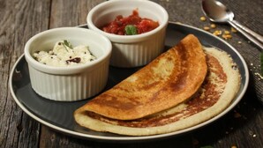 A crepe with two side dishes on a plate. - Rio Vista (Razole)