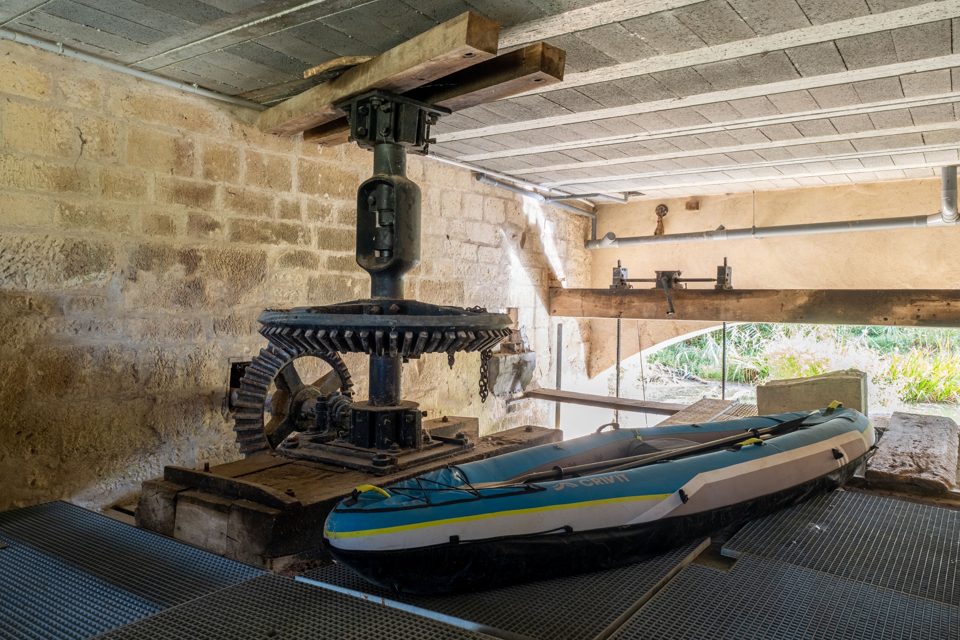 Un bateau amarré à un quai, avec une structure mécanique au-dessus.