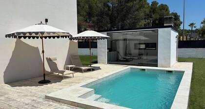 House with garden, pool and barbecue in front of golf and forest, minutes from the beach.
