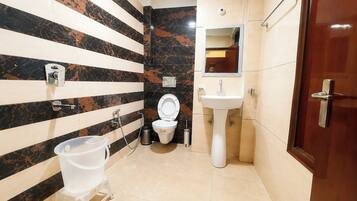 Superior Double Room | Bathroom | Shower, rainfall showerhead, slippers, towels